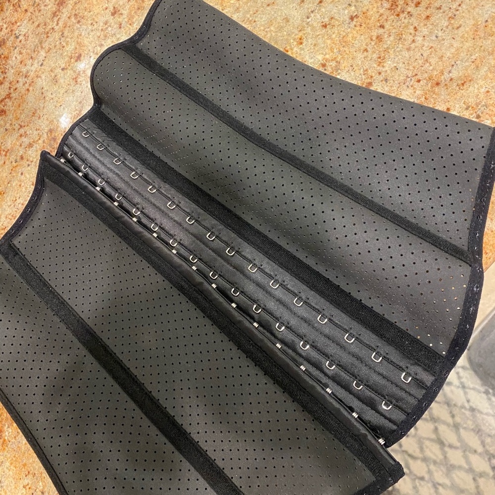 Black waist trainer, wait crincher